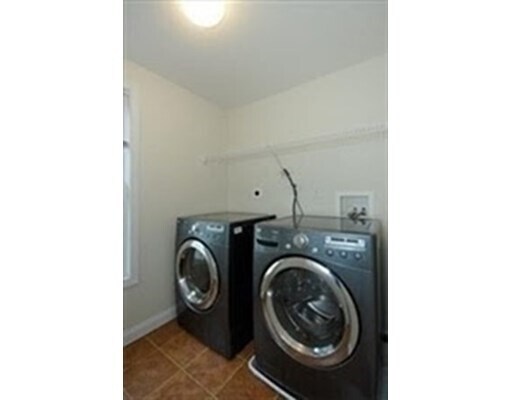 Building Photo - 40 Nile St