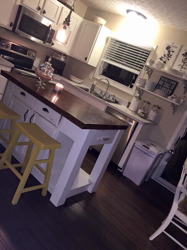 Foto del edificio - 587 Meadows Dr