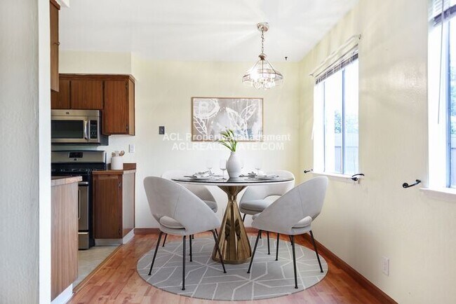 Building Photo - Spacious, Centrally Located Fremont town h...