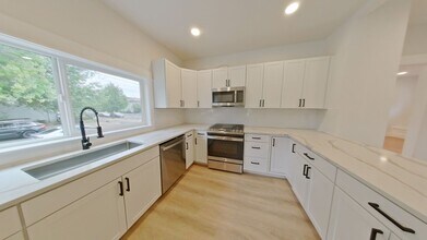 Building Photo - 402 SW 10th St