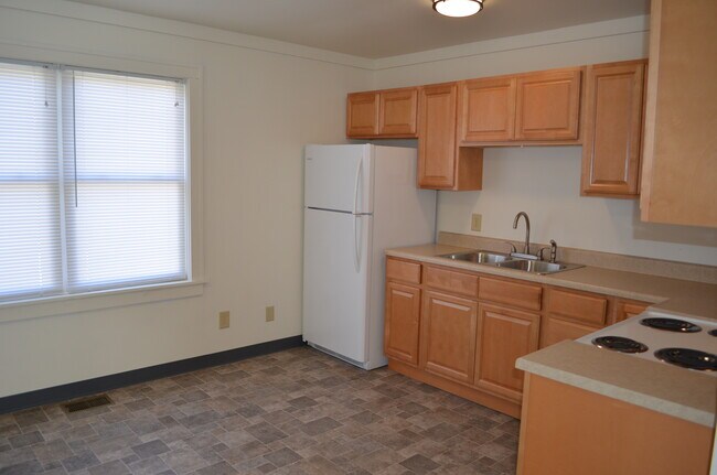 Building Photo - 67 Main St