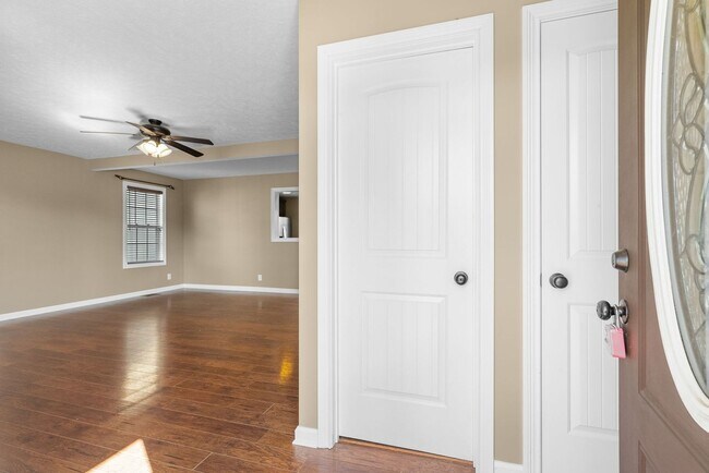 Foto del edificio - New Move In Incentive Added- Large, Nice home close to Fort Campbell and Shopping