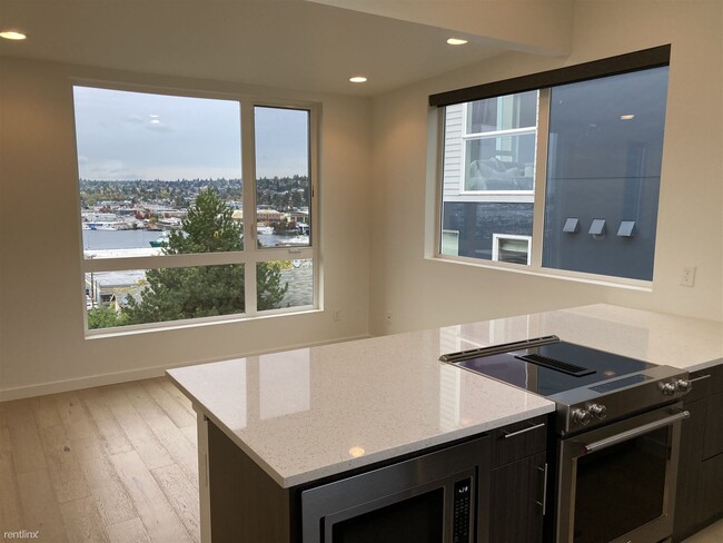 Building Photo - 2 br, 2 bath Townhome - 1220 West Emerson ...