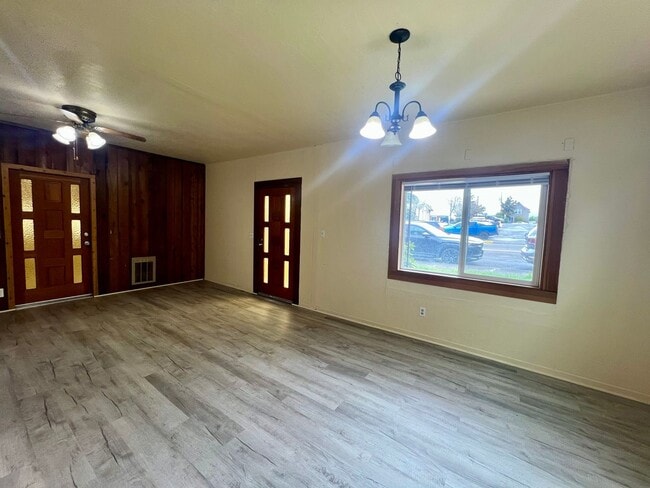 Foto del edificio - Charming 3-Bedroom Home with Backyard & Patio