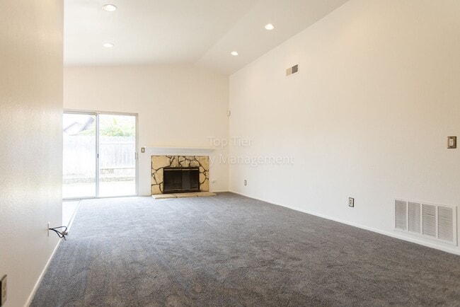 Building Photo - Beautiful 3 bed / 2 bath / 1,344 sqft Home...