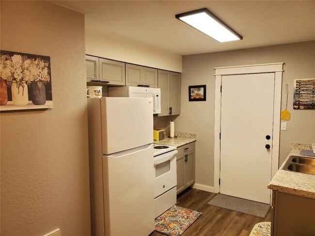 Building Photo - 722 S Oak Hill St