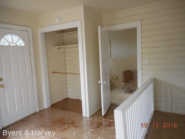 Building Photo - 3 br, 1 bath House - 1448 Bend Road