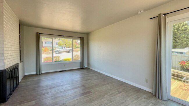 Foto del edificio - Updated 5 Bedroom, 3 Bathroom with Deck an...
