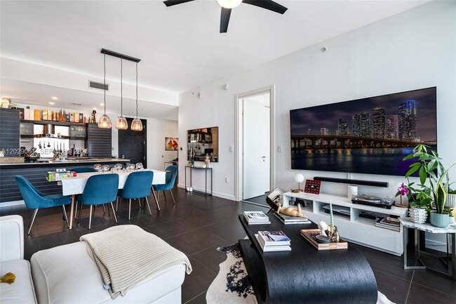 Building Photo - 200 Biscayne Blvd Way