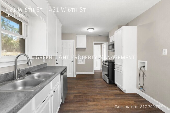 Foto del edificio - 421 W 6th St