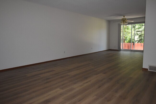 Foto del edificio - GREAT 3 BEDROOM/2 BATHROOM TOWNHOME WITH NEW PAINT & FLOORING. AVAILABLE 5/23.