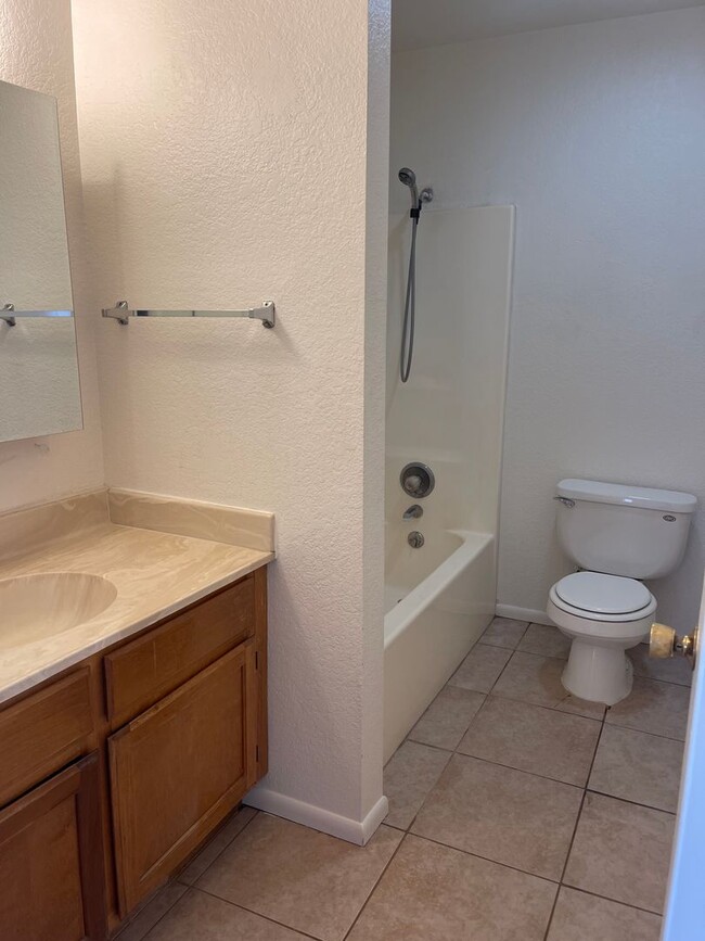 Building Photo - 2460 S. Highview Circle #6