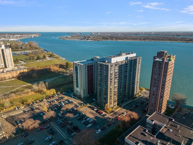 Foto del edificio - 8200 E Jefferson Ave