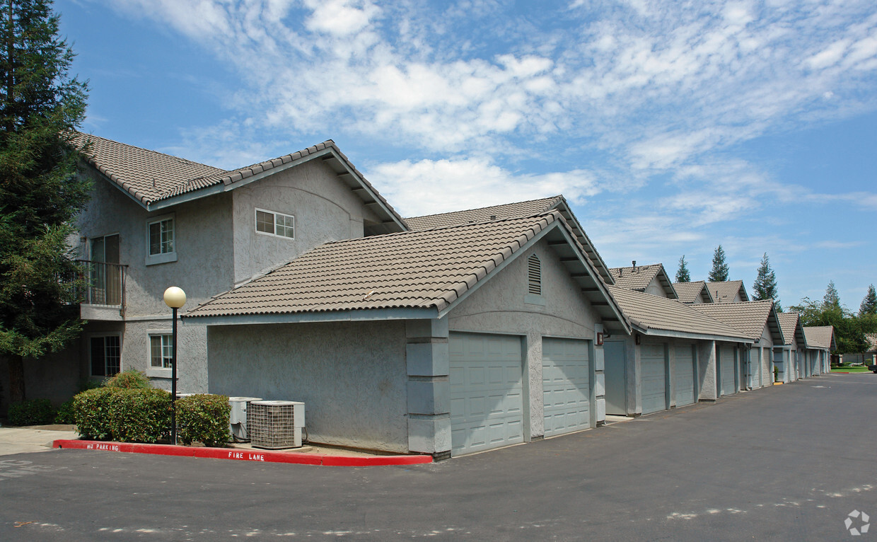 Building Photo - Lakes at Selma