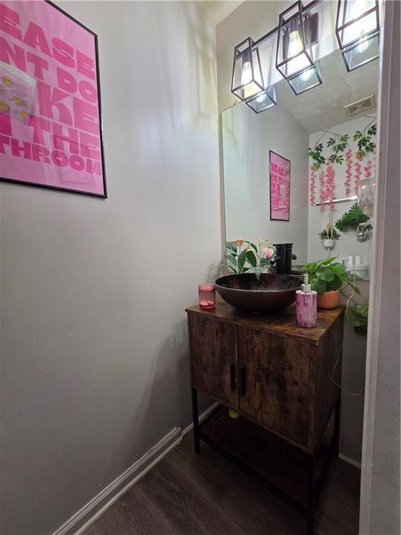Foto del edificio - 6492 Charter Way