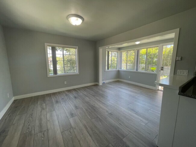 Saliendo de la habitación - 3332 W 108th St