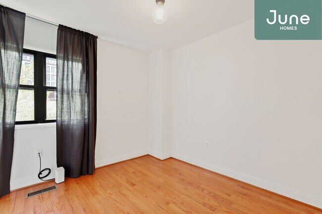 Building Photo - Twin room in 5-bed/3.5-bath Home