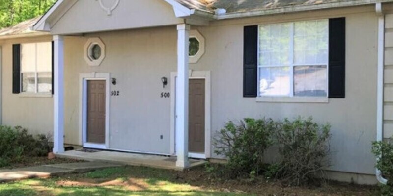 Primary Photo - Auburn Townhouse