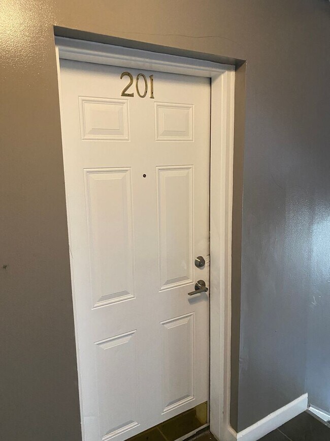 Foto del edificio - 2bd/1ba garden apartment; 706 sq.ft. $1450...