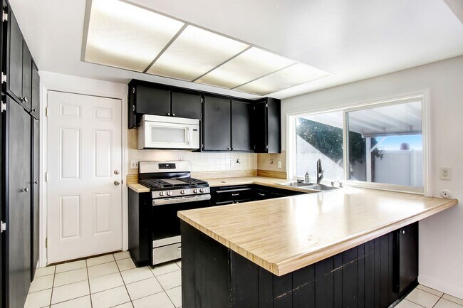 Foto del edificio - Available now this charming single-story 3B/2B in the City of Highland.