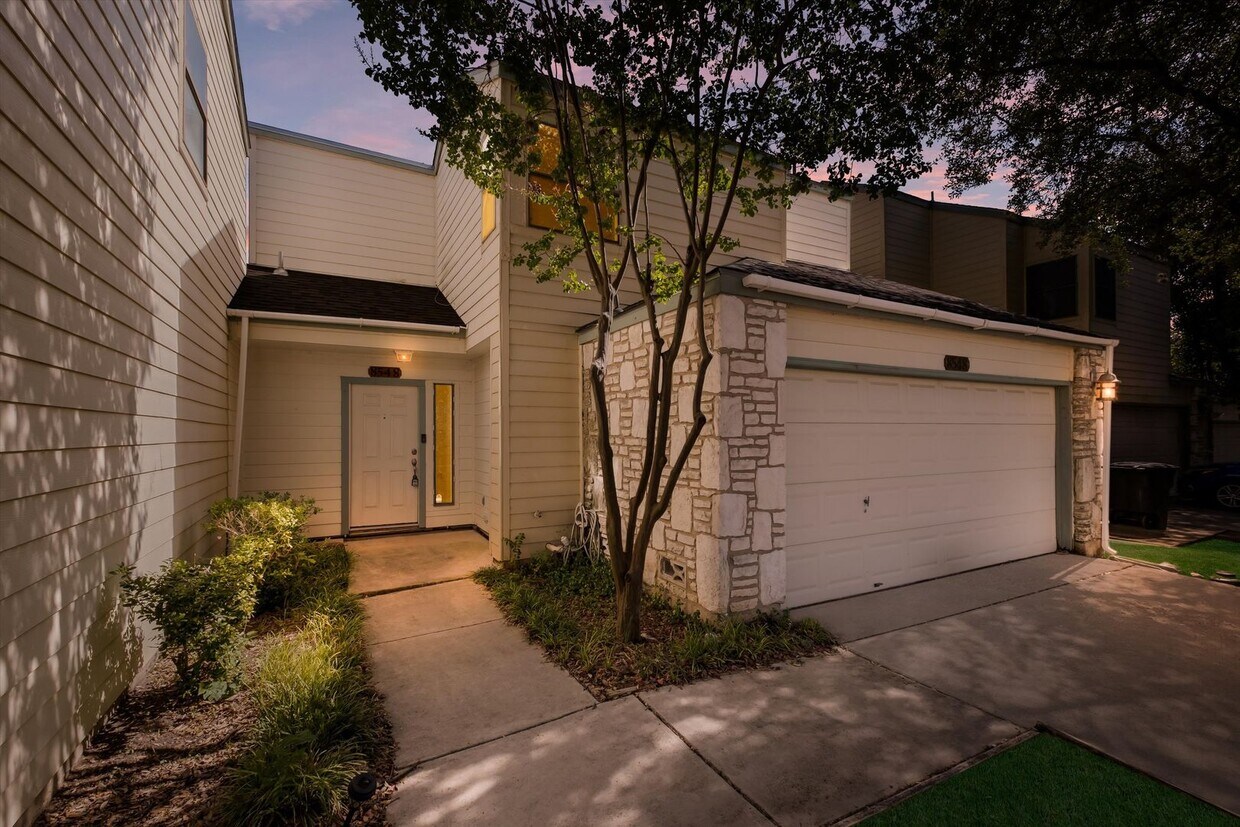 Primary Photo - Easy Living in Echo Creek