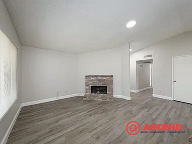 Foto del edificio - Cozy 3 Bedroom Home at White Ln. & Stine rd.