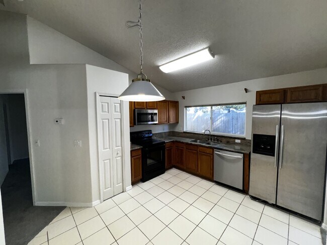 Building Photo - 4bed 2 bath  home for rent with free snow ...
