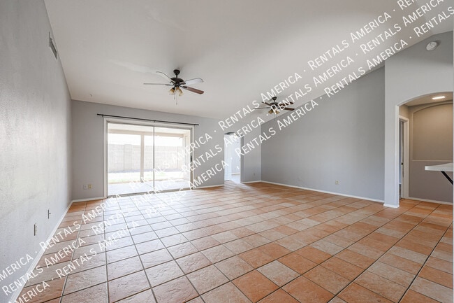 Foto del edificio - 5515 E Farmdale Ave