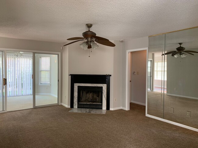 Building Photo - Large Condo w/Sunroom & 1 Car Garage Minut...