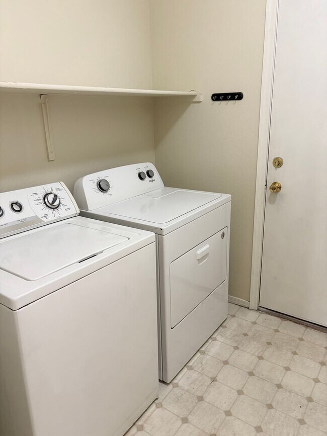 Foto del edificio - **COZY 3 BEDROOM/2 BTHROOM/2 CAR GARAGE HO...