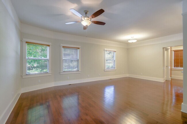 Foto del edificio - 645-651 Lytton Ave
