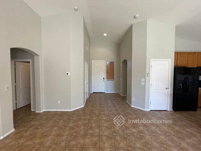 Foto del edificio - 4223 E Torrey Pines Ln