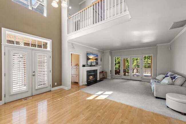 Foto del edificio - Luxury Remodeled Home in Prime West Bellevue Location