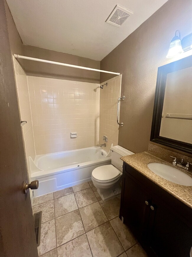 Foto del edificio - Main Level One Bedroom Now Ready