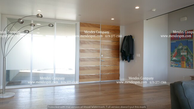 Building Photo - Modern Luxury 3 bd / 2.5 bth House in La J...