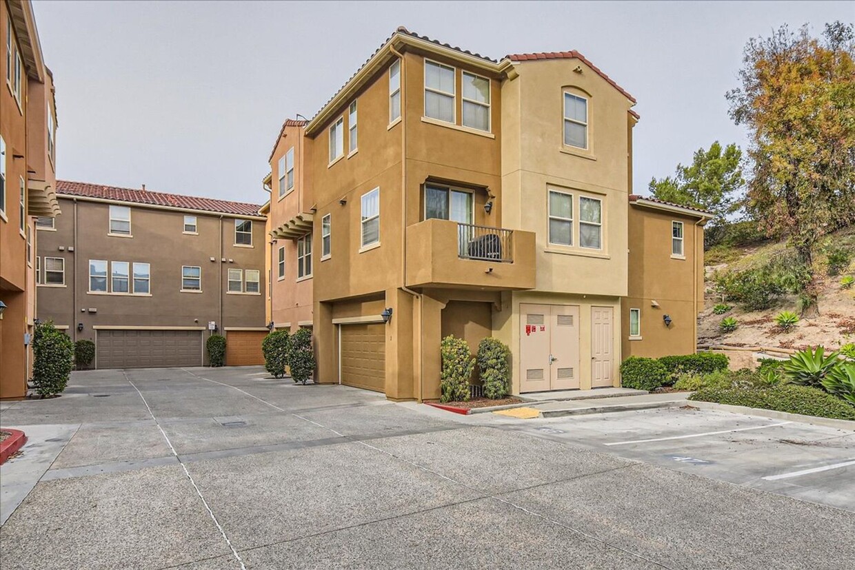 Foto principal - **Spacious 3-Story Townhome with Loft in a...