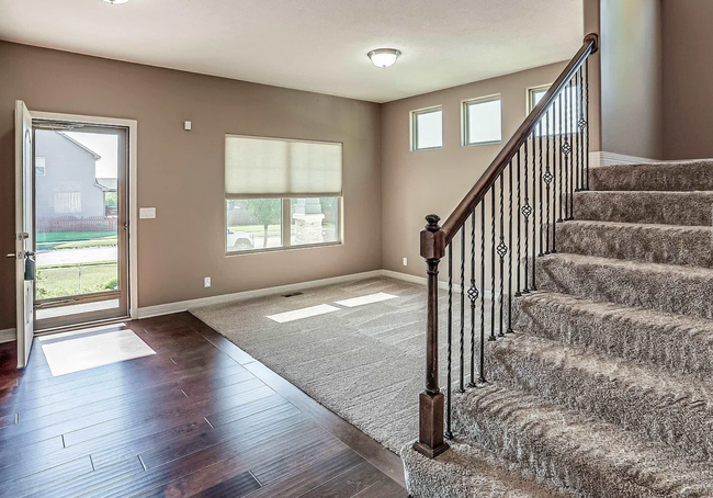 Building Photo - 5 Bedroom in Falcon Ridge!!