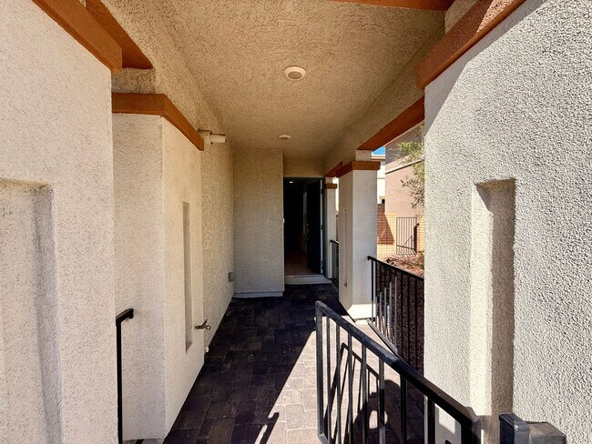 Building Photo - 3 BED 2.5 BATH 2 CAR GARAGE TOWNHOUSE w/ P...