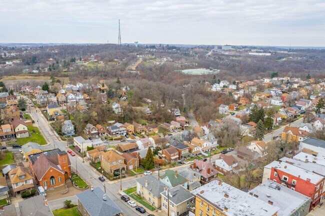 Building Photo - MASSIVE 4 BEDROOM HOME IN BEECHVIEW! AVAIL...