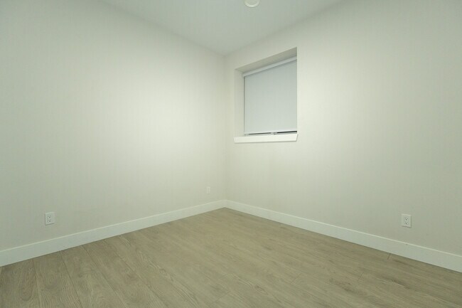 Photo du bâtiment - 4500 Stephen Leacock Dr