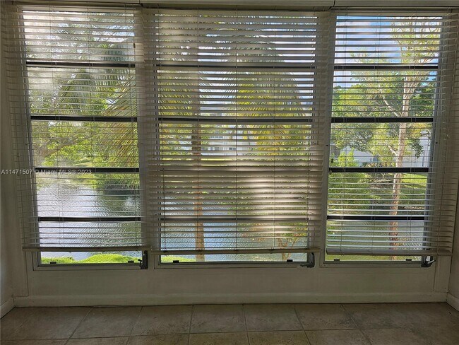 Foto del edificio - 8305 Sunrise Lakes Blvd