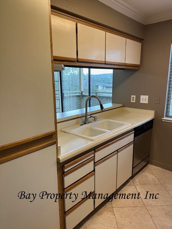 Foto del edificio - Beautiful Del Rey Oaks condo!