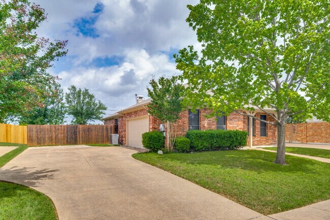 Building Photo - Move In Ready 3 Bed, 2 Bath Home Close to HEB, Costco, and The Harbor