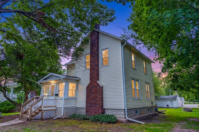 Building Photo - 521 W Whitewater St