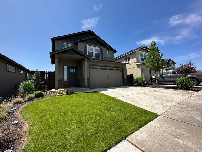 Foto del edificio - Charming and Modern Redmond Home: Pet-Friendly, Two-Car Garage, and More!