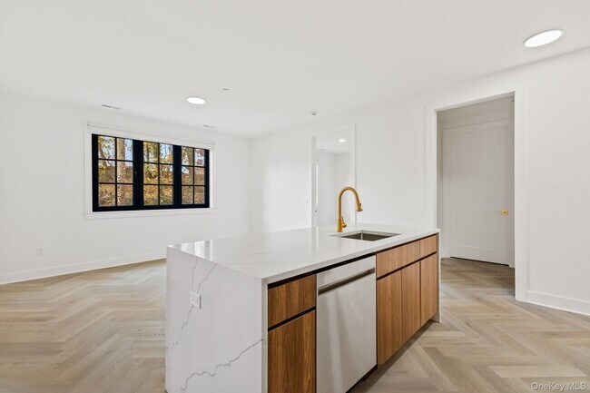 Foto del edificio - 100 E Putnam Ave