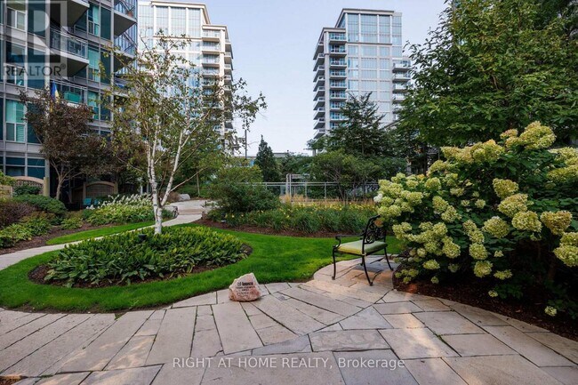 Photo du bâtiment - 2119 Lake Shore Blvd W