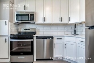 Building Photo - 802 Main St