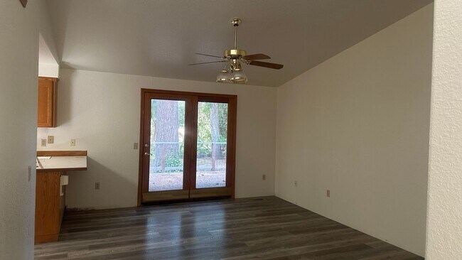 Building Photo - Beautiful River Views~3 Bedroom Home