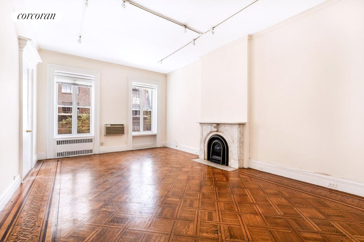 Primary Photo - 120 E 19th St